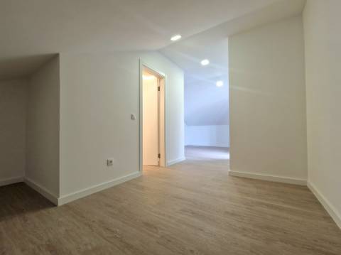 Moradia independente na Quinta da Queimada - Corroios