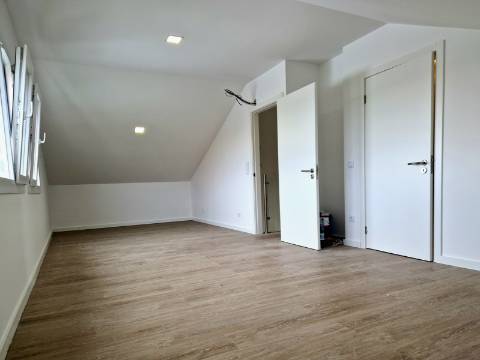 Moradia independente na Quinta da Queimada - Corroios