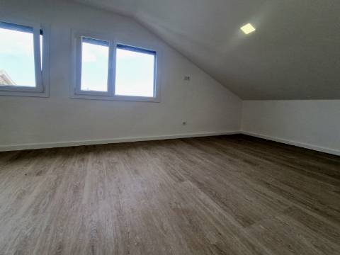 Moradia independente na Quinta da Queimada - Corroios