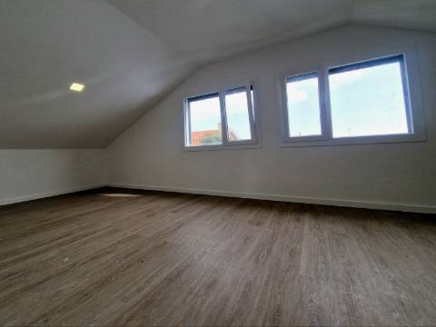 Moradia independente na Quinta da Queimada - Corroios