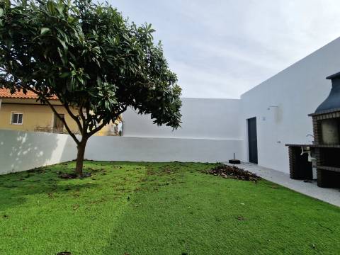 Moradia independente na Quinta da Queimada - Corroios