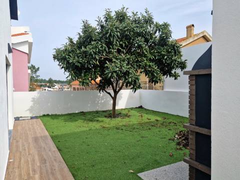 Moradia independente na Quinta da Queimada - Corroios