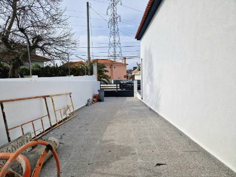 Moradia independente na Quinta da Queimada - Corroios