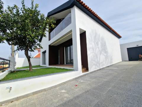 Moradia independente na Quinta da Queimada - Corroios