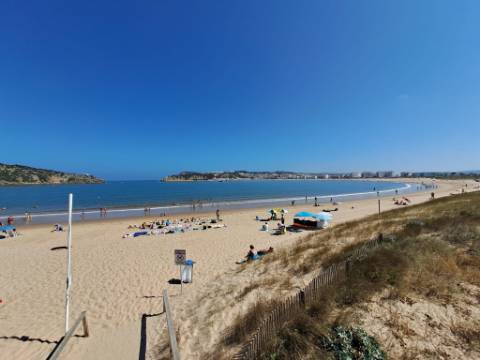 Moradia V3 térrea com piscina a 5 minutos das praias