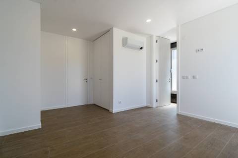 Moradia V3 térrea com piscina a 5 minutos das praias