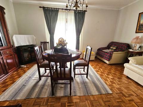 Apartamento T3, com varanda e arrecadação, bem localizado na Lourinhã