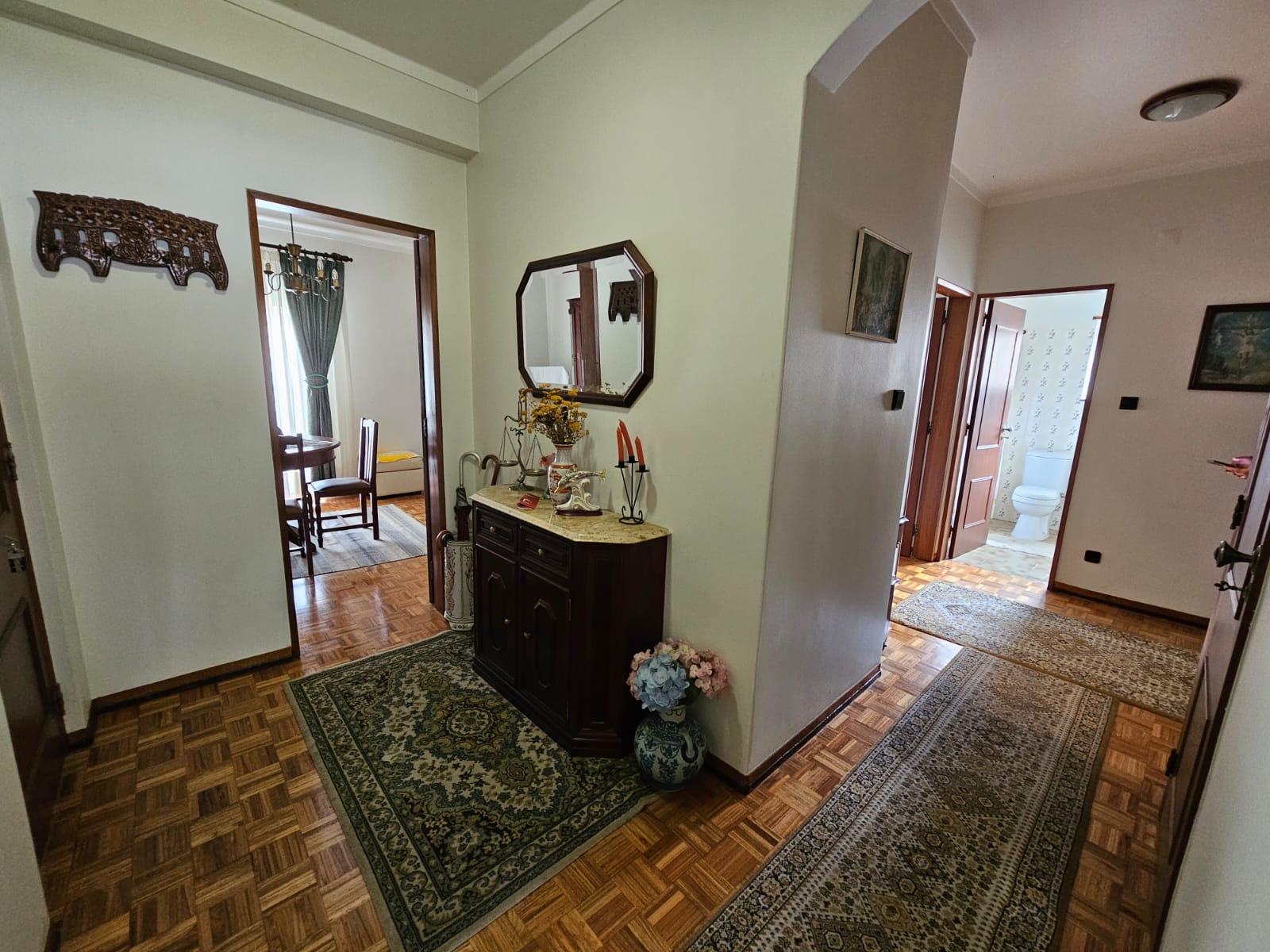 Apartamento T3, com varanda e arrecadação, bem localizado na Lourinhã