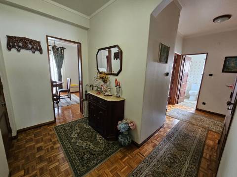 Apartamento T3, com varanda e arrecadação, bem localizado na Lourinhã