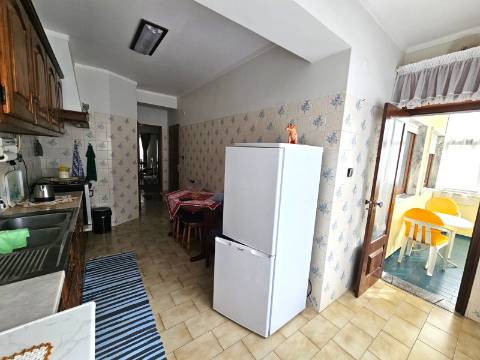 Apartamento T3, com varanda e arrecadação, bem localizado na Lourinhã