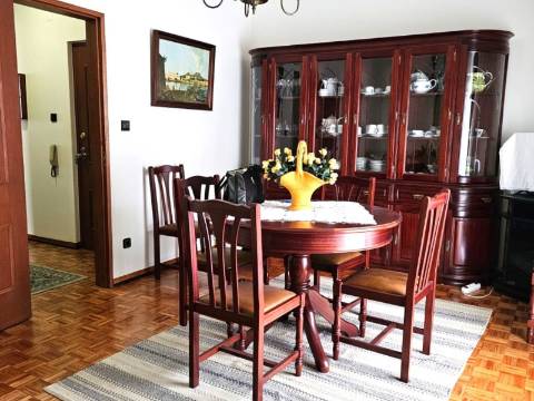 Apartamento T3, com varanda e arrecadação, bem localizado na Lourinhã