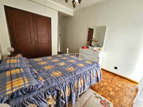 Apartamento T3, com varanda e arrecadação, bem localizado na Lourinhã