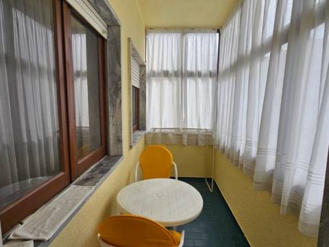 Apartamento T3, com varanda e arrecadação, bem localizado na Lourinhã