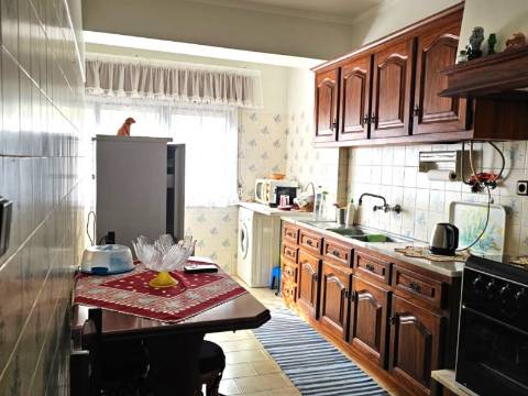 Apartamento T3, com varanda e arrecadação, bem localizado na Lourinhã