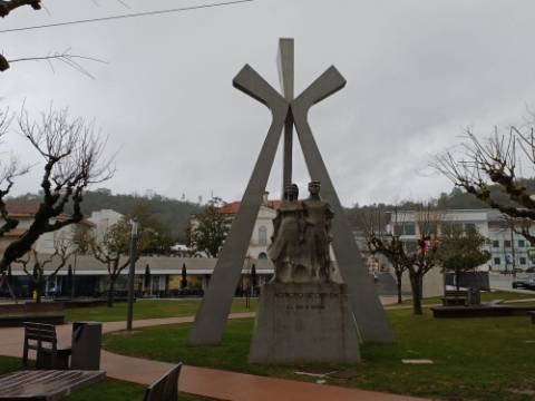 Apartamento T3 bem localizado, centro de Ourém