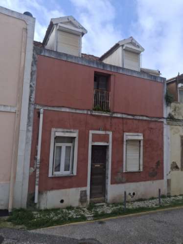 Moradia para reabilitar em Campolide