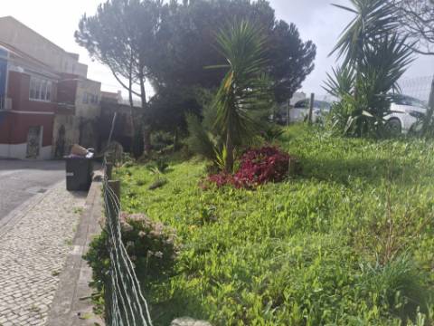 Moradia para reabilitar em Campolide