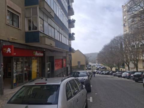 Moradia para reabilitar em Campolide