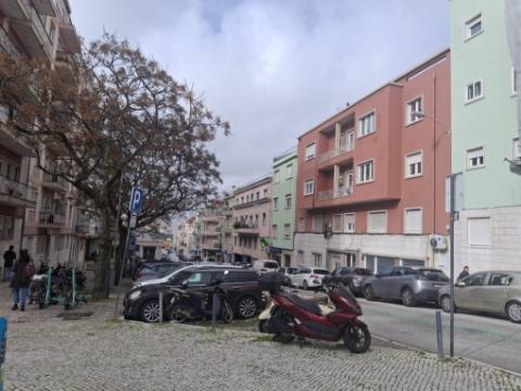 Moradia para reabilitar em Campolide