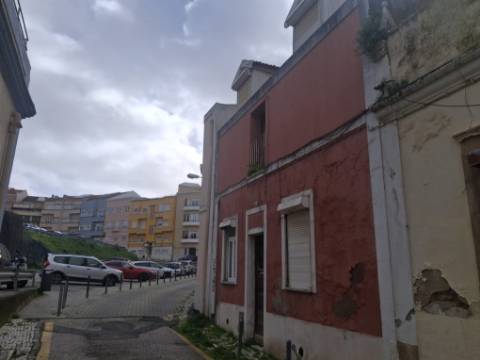 Moradia para reabilitar em Campolide