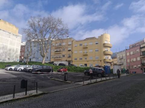 Moradia para reabilitar em Campolide