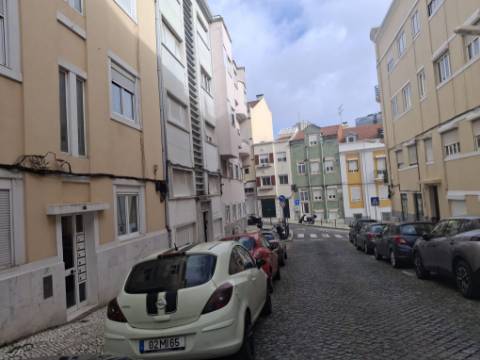 Moradia para reabilitar em Campolide