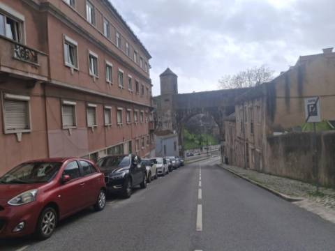 Moradia para reabilitar em Campolide