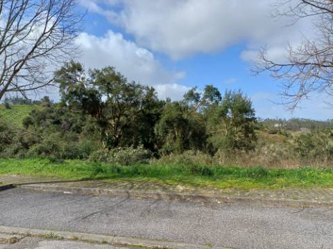 Terreno de 562m2 urbano em Barreira, Leiria