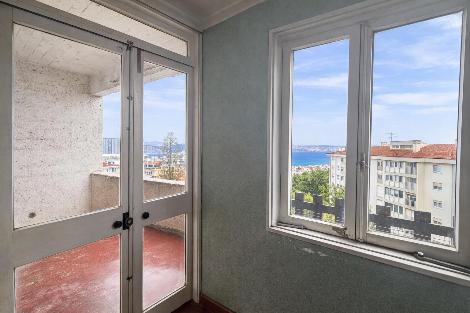 Apartamento T3 com varanda, com vista deslumbrante para o Rio Tejo - Olivais Sul