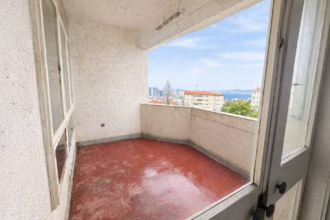 Apartamento T3 com varanda, com vista deslumbrante para o Rio Tejo - Olivais Sul