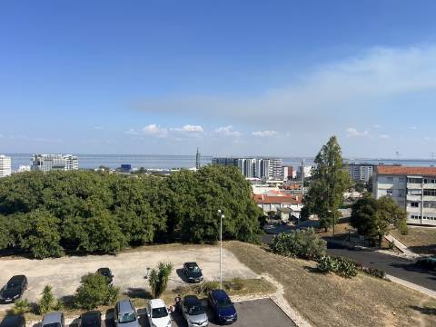 Apartamento T3 com varanda, com vista deslumbrante para o Rio Tejo - Olivais Sul