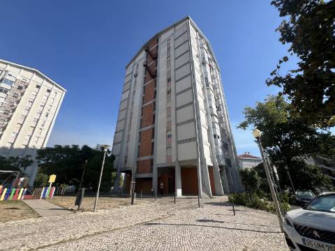 Apartamento T3 com varanda, com vista deslumbrante para o Rio Tejo - Olivais Sul