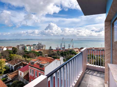 Apartamento T2 com varanda e vista de Rio - totalmente renovado