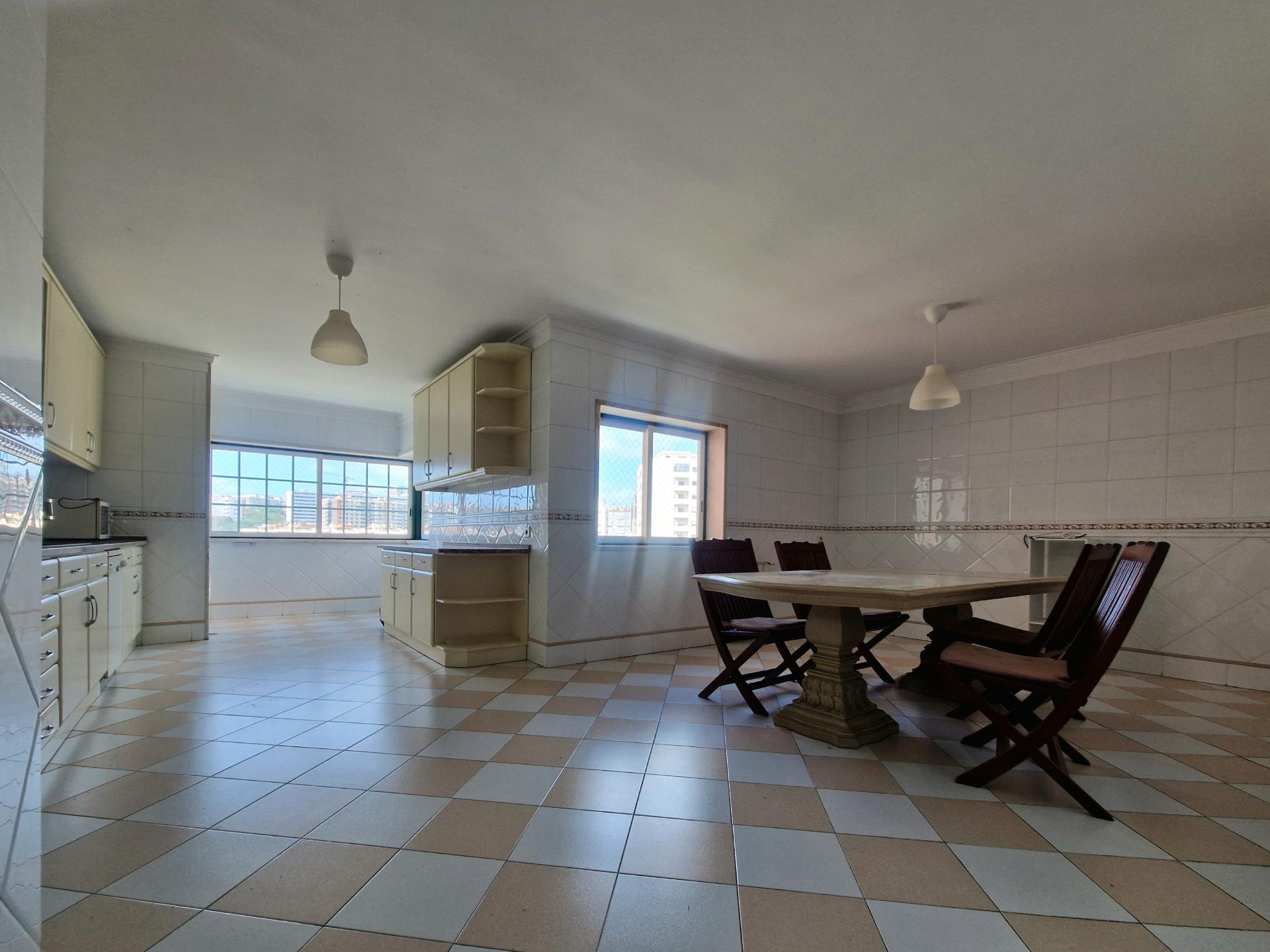 Excelente apartamento T3 com 2 suites, varandas e lugar de parqueamento em Miraflores