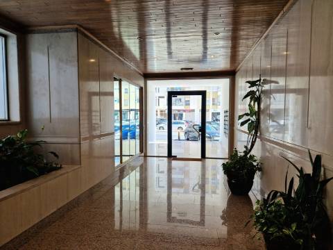 Excelente apartamento T3 com 2 suites, varandas e lugar de parqueamento em Miraflores