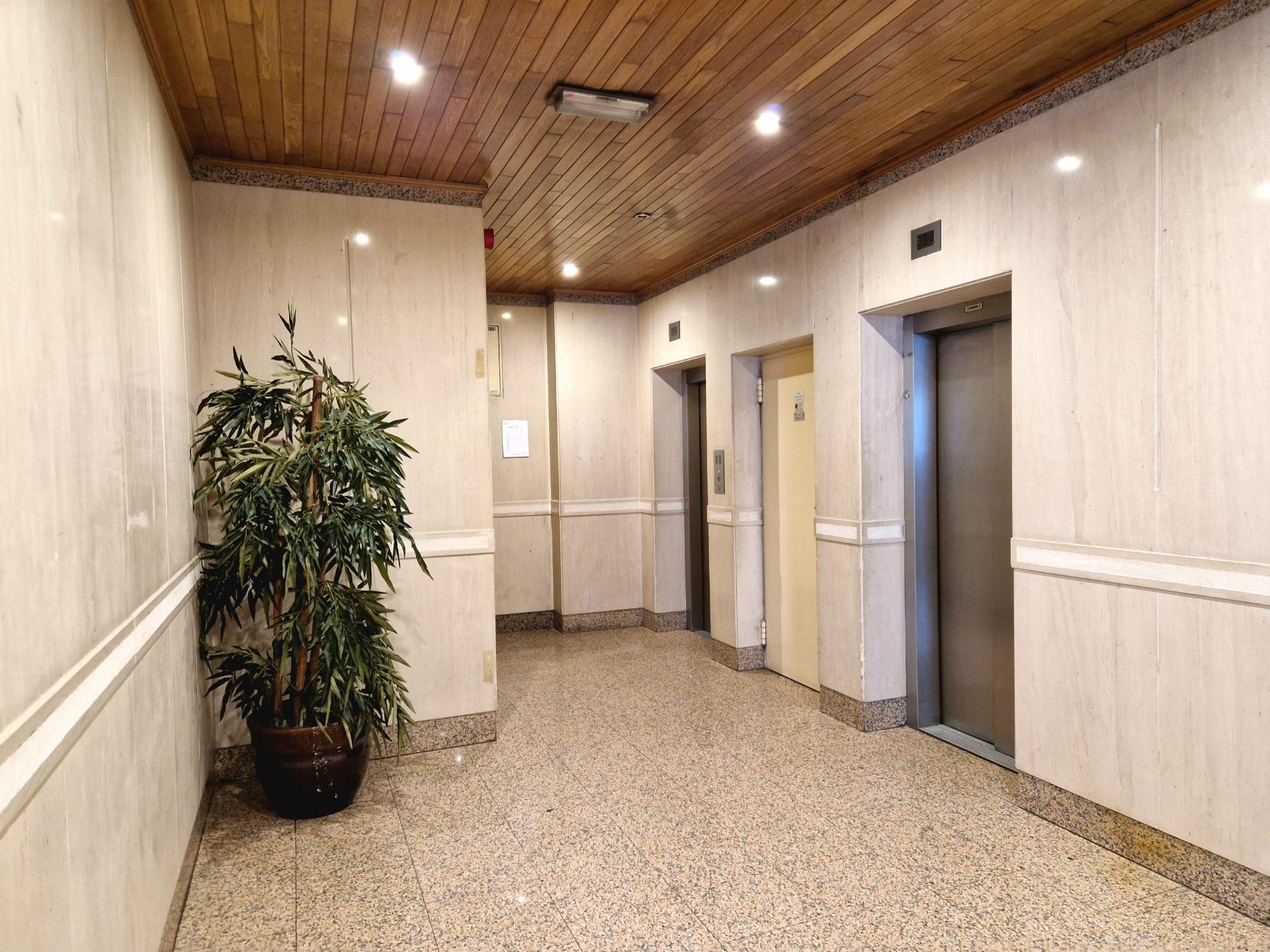 Excelente apartamento T3 com 2 suites, varandas e lugar de parqueamento em Miraflores