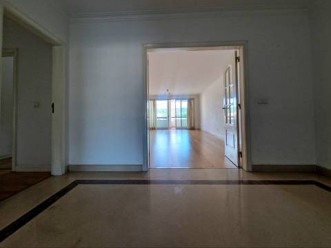 Excelente apartamento T3 com 2 suites, varandas e lugar de parqueamento em Miraflores