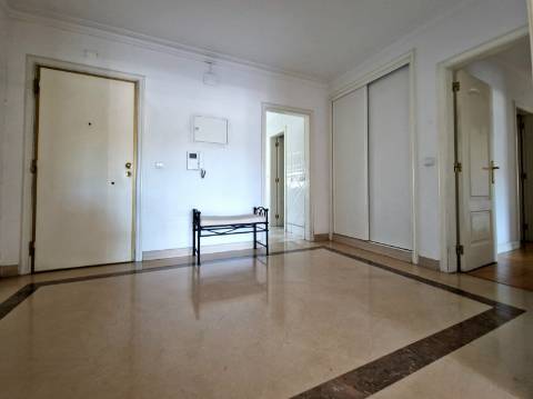 Excelente apartamento T3 com 2 suites, varandas e lugar de parqueamento em Miraflores