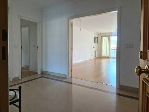 Excelente apartamento T3 com 2 suites, varandas e lugar de parqueamento em Miraflores