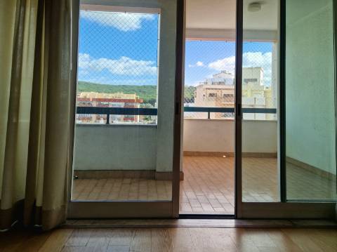 Excelente apartamento T3 com 2 suites, varandas e lugar de parqueamento em Miraflores