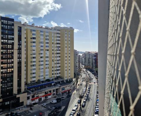 Excelente apartamento T3 com 2 suites, varandas e lugar de parqueamento em Miraflores