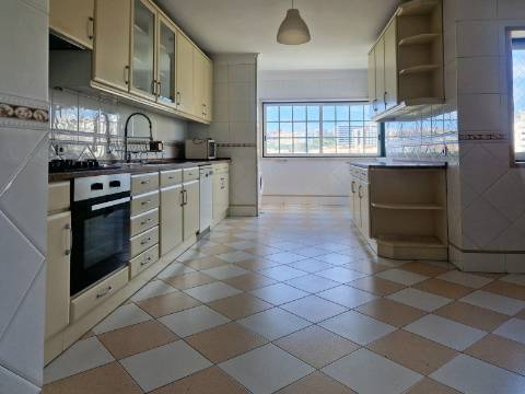 Excelente apartamento T3 com 2 suites, varandas e lugar de parqueamento em Miraflores