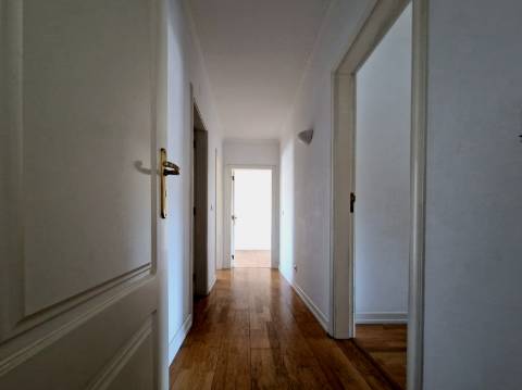 Excelente apartamento T3 com 2 suites, varandas e lugar de parqueamento em Miraflores