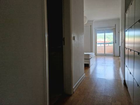Excelente apartamento T3 com 2 suites, varandas e lugar de parqueamento em Miraflores