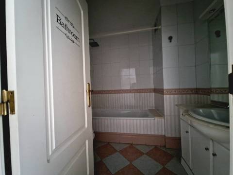 Excelente apartamento T3 com 2 suites, varandas e lugar de parqueamento em Miraflores