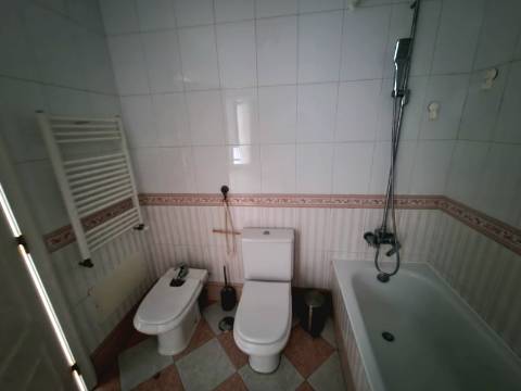 Excelente apartamento T3 com 2 suites, varandas e lugar de parqueamento em Miraflores