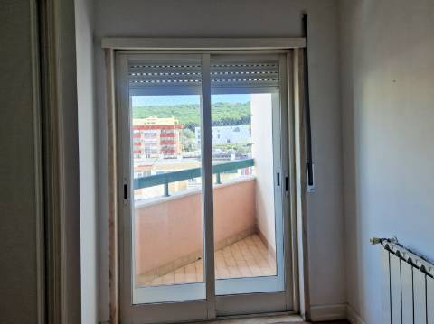 Excelente apartamento T3 com 2 suites, varandas e lugar de parqueamento em Miraflores