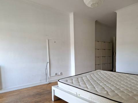 Excelente apartamento T3 com 2 suites, varandas e lugar de parqueamento em Miraflores