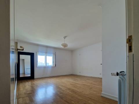 Excelente apartamento T3 com 2 suites, varandas e lugar de parqueamento em Miraflores