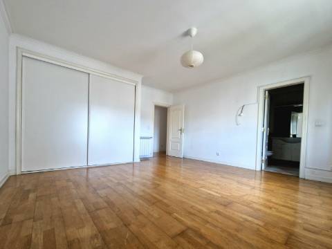 Excelente apartamento T3 com 2 suites, varandas e lugar de parqueamento em Miraflores